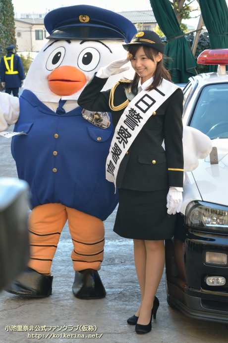 2015年1月10日開催、里奈ちゃんの一日警察署長による「110番の日」イベント＠ららぽーと新三郷より～プレスのフリをして「こちらにも（目線を）お願いしまーす！」とひとこと言え勇気がありませんでした…。(^^ゞ