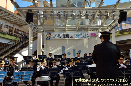 2015年1月10日開催、里奈ちゃんの一日警察署長による「110番の日」イベント＠ららぽーと新三郷より～最初のコーナーでは、埼玉県警察音楽隊による演奏会が行われました。